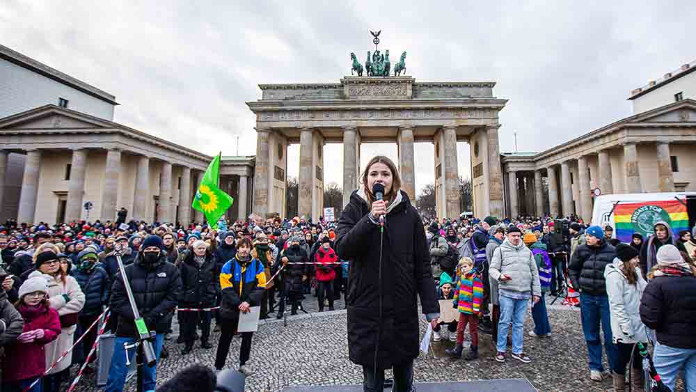 Im Januar sprach Luisa Neubauer bei einer Kundgebung gegen Rechtsextremismus vor dem Brandenburger Tor
