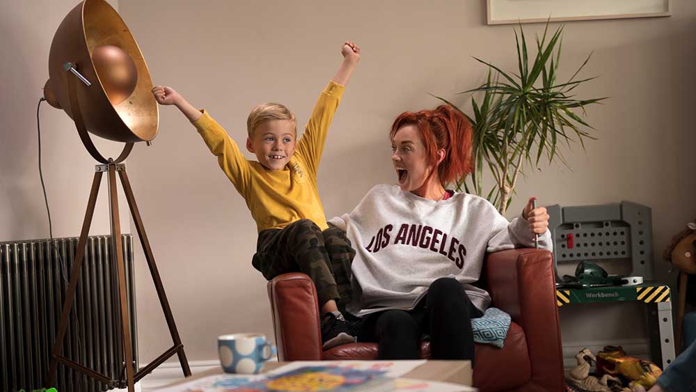 Áine (Elva Trill) denkt sich für Harry (Ben Colgan), den kleinen Neffen ihres Freundes Seán, lustige Geschichten aus