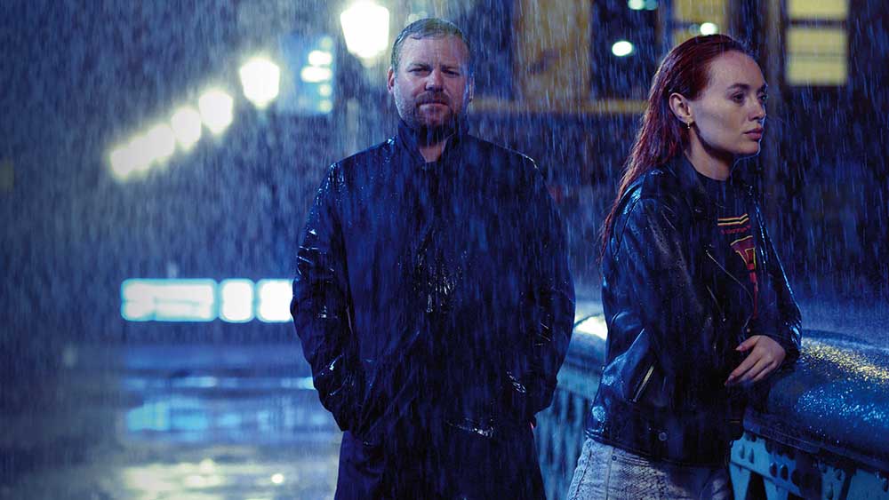 Lloyd (Stephen Jones) und Áine (Elva Trill) stehen im Regen