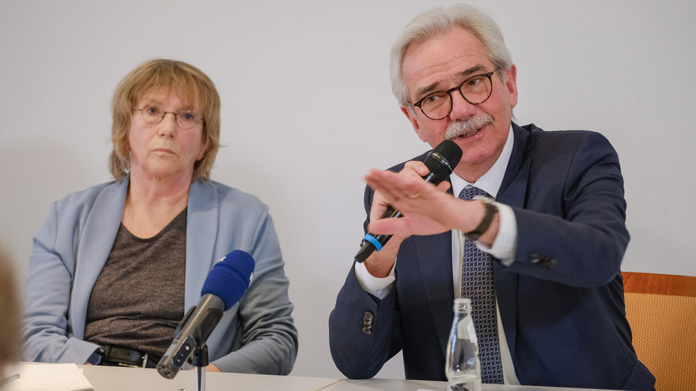 Christa Paul und Wolfgang Rosenbusch von der Aufarbeitungskommission stellen die Ergebnisse ihrer Untersuchungen vor.