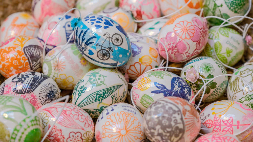 Zu Ostern gestaltet Orike Muth bunte Deko-Eier in ihrer Werkstatt