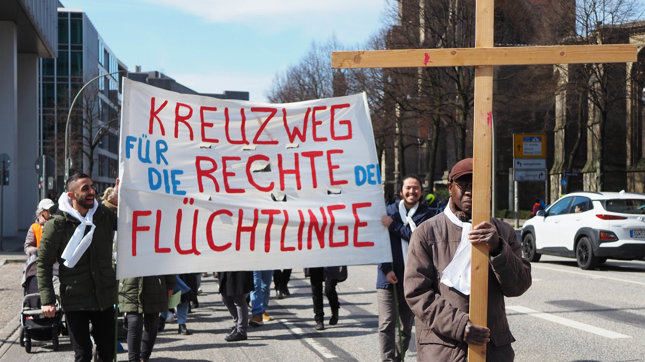 Mit Transparent und Kreuz ziehen die Engagierten jährlich Karfeitag durch Hamburgs Innenstadt. 