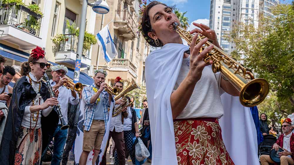 Gläubige feiern ausgelassen das Purim-Fest in Tel Aviv