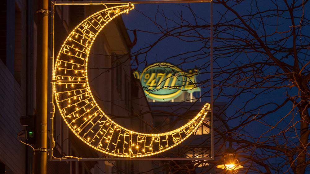 In Köln und Frankfurt leuchtet es während Ramadan über den Straßen