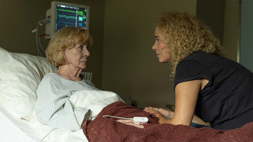 Flo Bohringer (Katja Riemann, r.) bietet ihrer Mutter Heidrun (Christine Schorn, l.) an, nach dem Krankenhausaufenthalt zu ihr und ihrer Familie zu ziehen