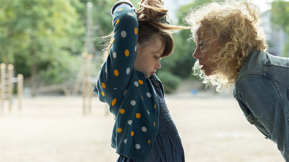 Flo Bohringer (Katja Riemann, r.) versucht herauszufinden, warum ihre Tochter Luna (Ava Bieleke, l.) alleine spielt