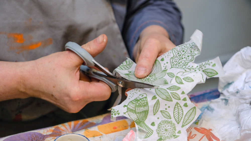 Vielfach druckt Designerin Muth die Motive dafür selbst auf Japanpapier