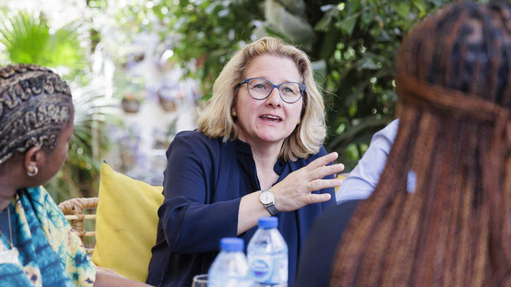 Bundesentwicklungsministerin Svenja Schulze (SPD) beim Gespräch in Nigeria (Archivbild)