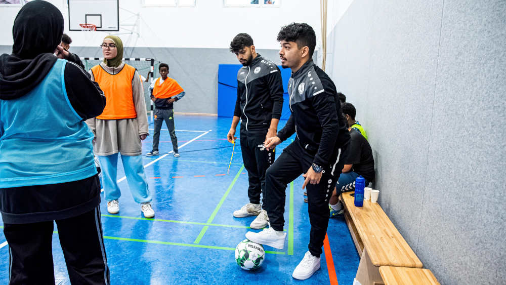 Die Brüder aus Afghanistan haben an dem Integrationsprojekt "Soccer Refugee Coach" teilgenommen und eine Trainer-Lizenz erworben. 