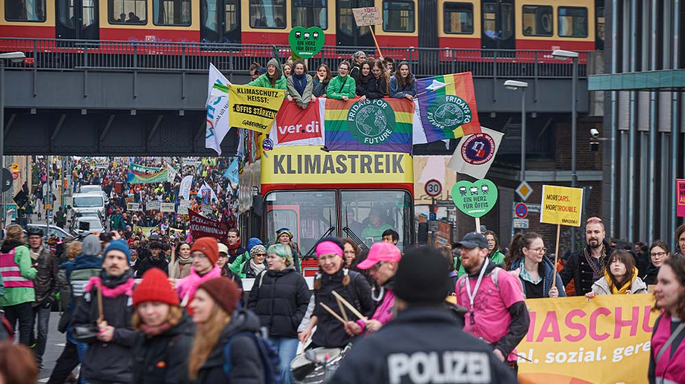 Zahlreiche Menschen haben in Berlin im Rahmen eines bundesweiten Klimastreiks für einen besseren öffentlichen Personennahverkehr demonstriert