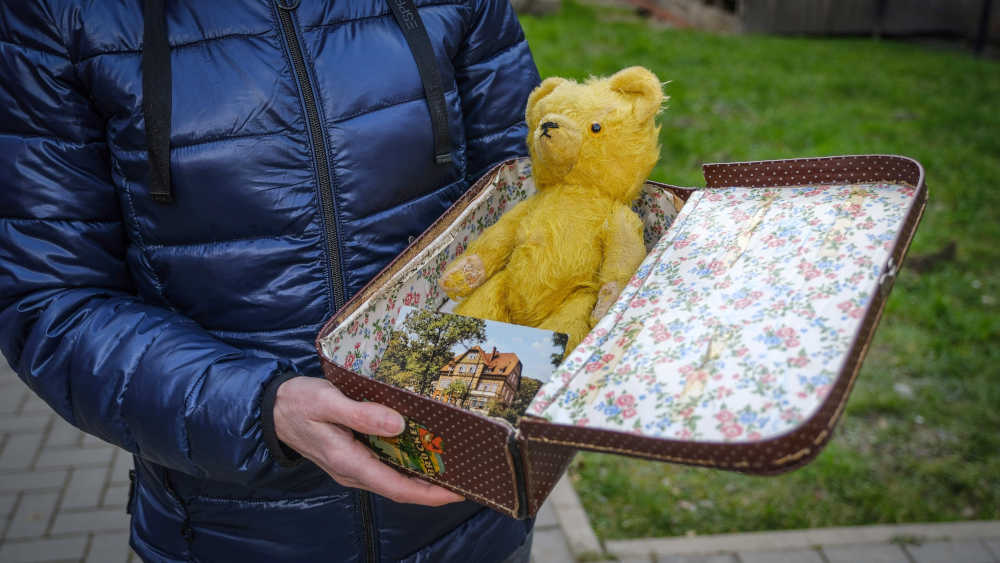 Sabine Schwemms gelber Teddy aus Kindertagen