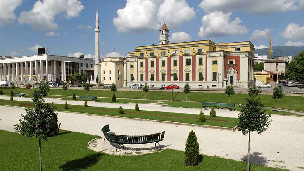 Auch Albaniens Hauptstadt Tirana steht während der Rundreise auf dem Programm