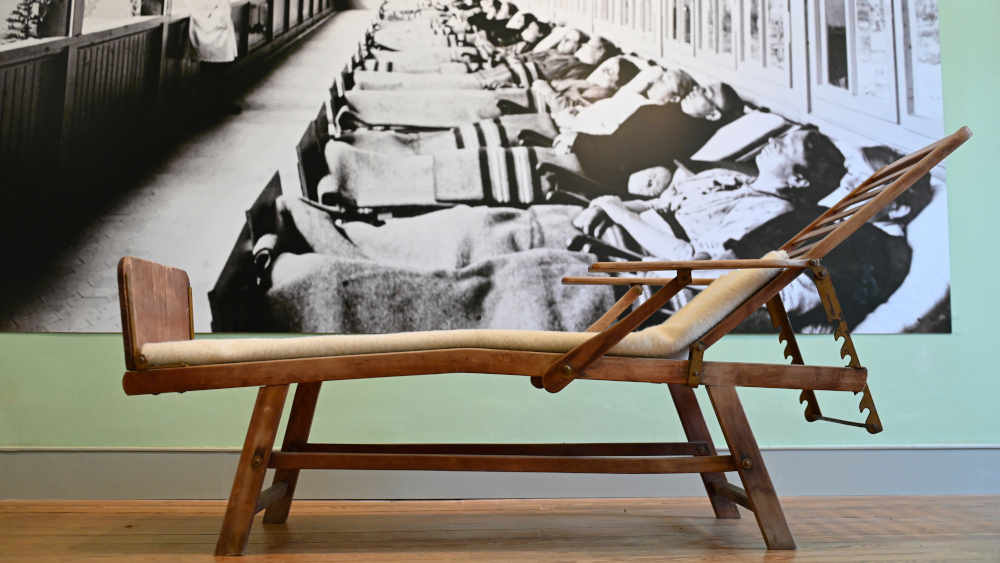 Freiluft-Liegestuhl aus einer Heilstätte im Tuberkulose-Archiv (DTA) in Heidelberg