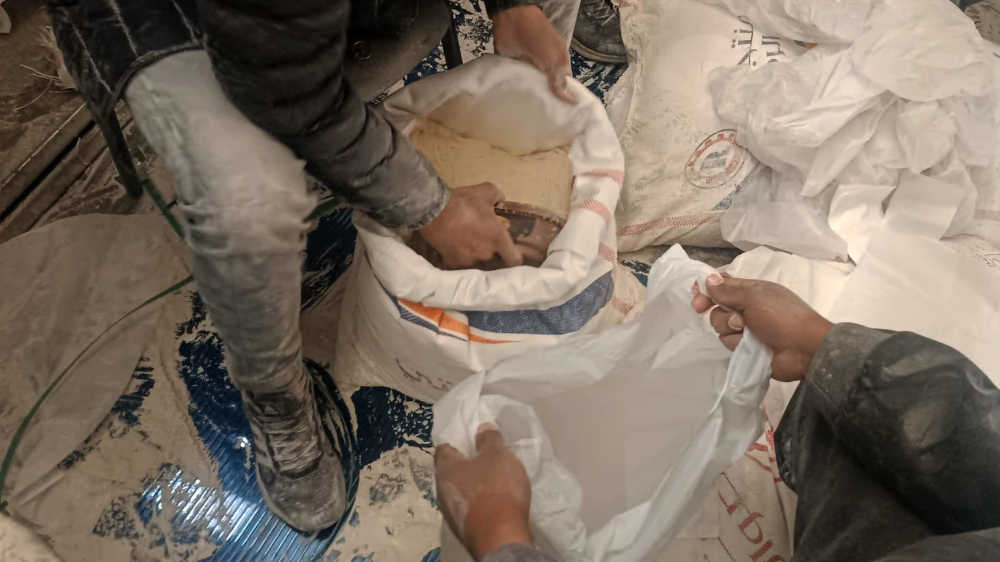 Palästinenser versammeln sich vor dem Gebäude der UN-Agentur (UNRWA), um die 5-kg-Mehlhilfe entgegenzunehmen