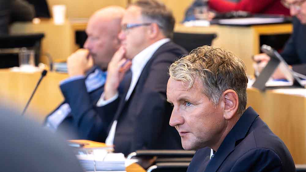 Björn Höcke (AfD, vorn) und Mario Voigt (CDU, Mitte) wollen sich auf Welt-TV ein Rededuell liefern