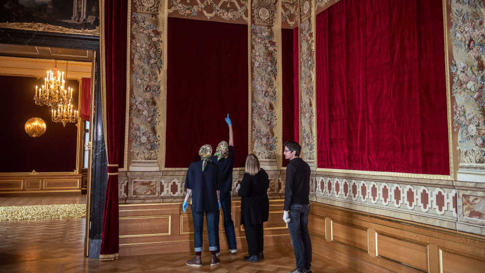 Hängung der letzten Wandteppiche in den Königlichen Paraderäumen im Dresdner Residenzschloss