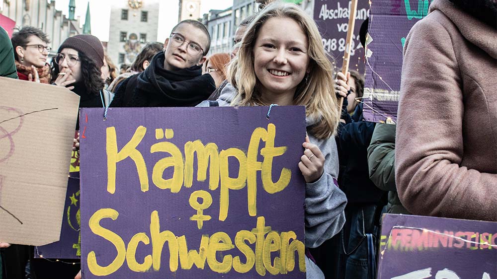 Am 8. März werden wieder weltweit Frauen für ihre Rechte auf die Straße gehen, wie hier 2023 in München