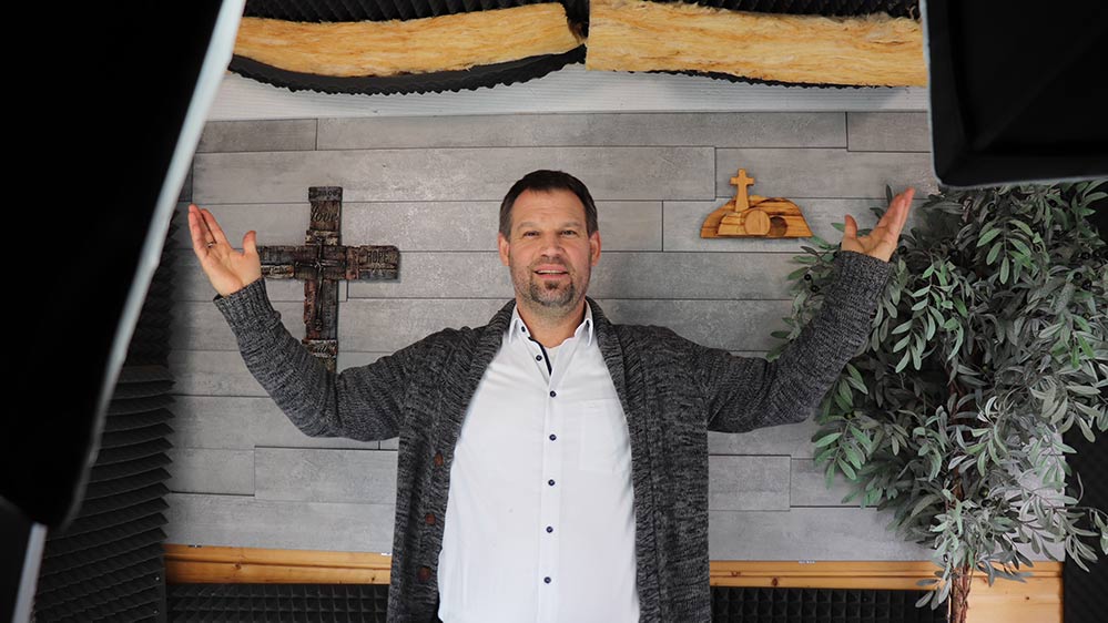 Pastor Gommlich hat sich auf seiner überdachten Terrasse ein Studio eingerichtet.