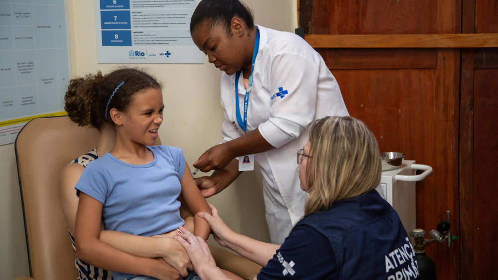 Eine Ärztin verabreicht einem Mädchen im Impfzentrum Super Carioca in Rio de Janeiro, Brasilien, eine Dosis Impfstoff gegen Dengue-Fieber