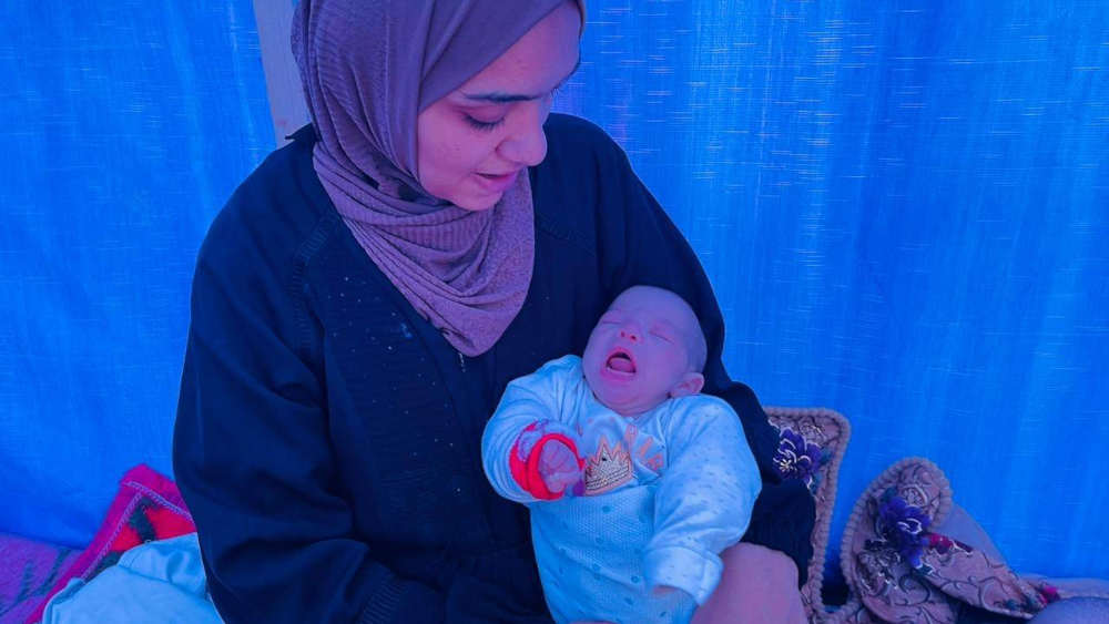 Palästinenserin mit ihrem Baby: Nur Still-Kinder haben im Gazastreifen Überlebenschancen