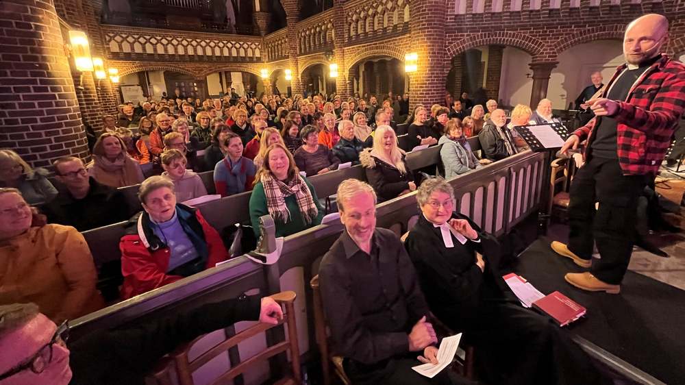 Überall trägt er sein Karohemd: Christopher Schlicht bei der Einführung als Hannovers Gospelpastor.