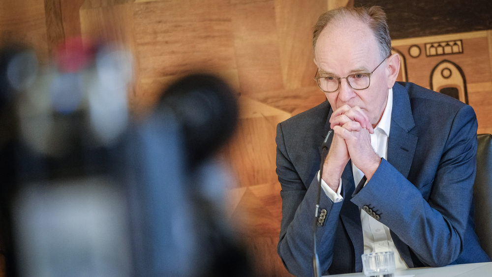 Belegte Stimme, gefaltete Hände: Landesbischof Ralf Meister war im März nicht zurückgetreten.