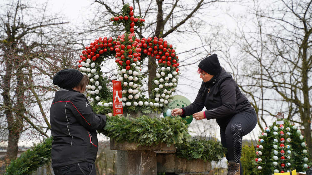 Arbeiten am Osterbrunnen in Kleingesee in der Fränkischen Schweiz