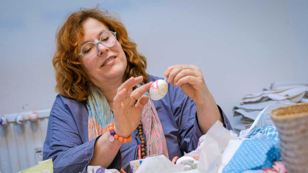 Textildesignerin Orike Muth in ihrer Werkstatt in Hannover-Linden