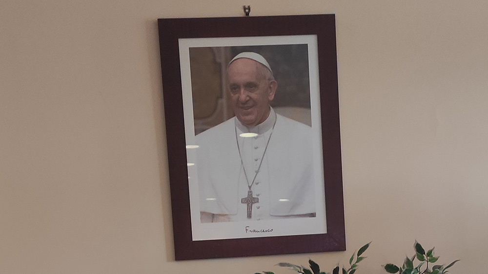 Ein eingerahmtes Foto von Papst Franziskus. Das Kirchenoberhaupt will Frauen in Führungspositionen gezielt fördern.