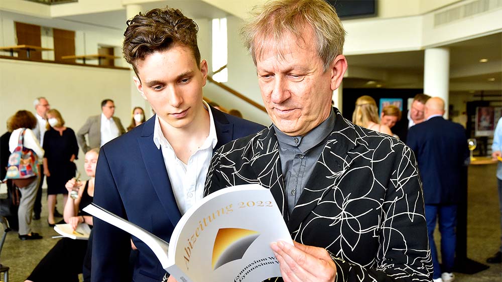 Abizeitungen sind für so manchen Lehrer ein Fluch: Oft werden sie hier ganz schön aufs Korn genommen