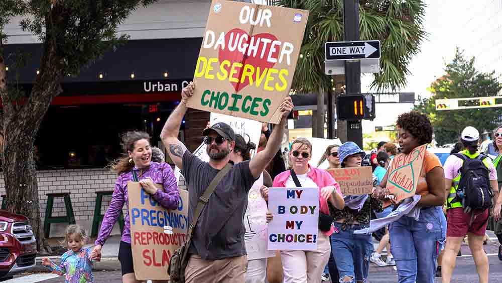 Am Tag des Urteils gehen Demonstrierend in Tampa auf die Straße