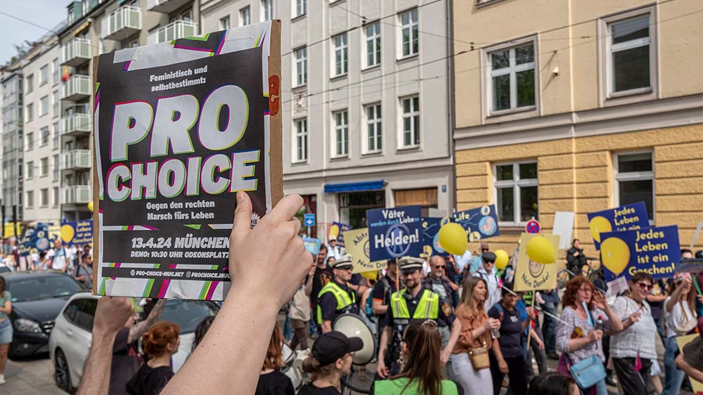 Der sogenannte "Marsch für das Leben" in München - mit einer Gegendemo  