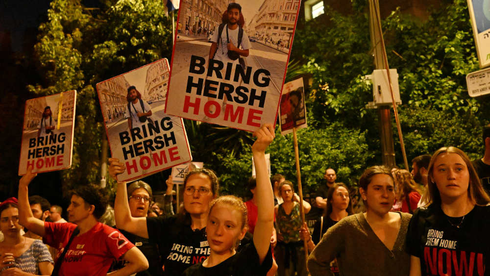 In Jerusalem erinnern die Menschen an die Geiseln (Archivbild)