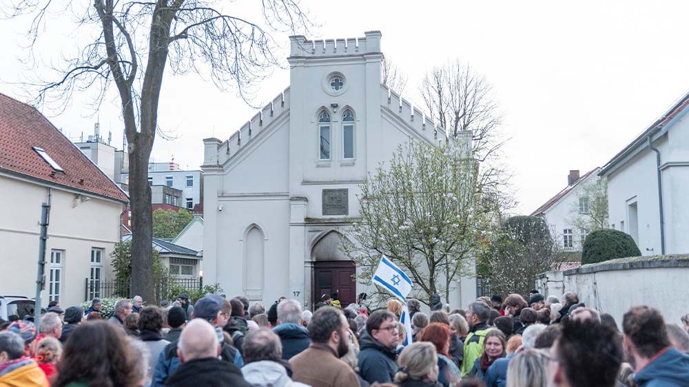 Mahnwache nach einem Brandanschlag auf die Synagoge in Oldenburg am 05.04.2024