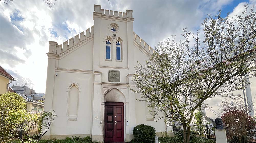 Unbekannte haben einen Brandsatz gegen die Tür der Oldenburger Synagoge geworfen 