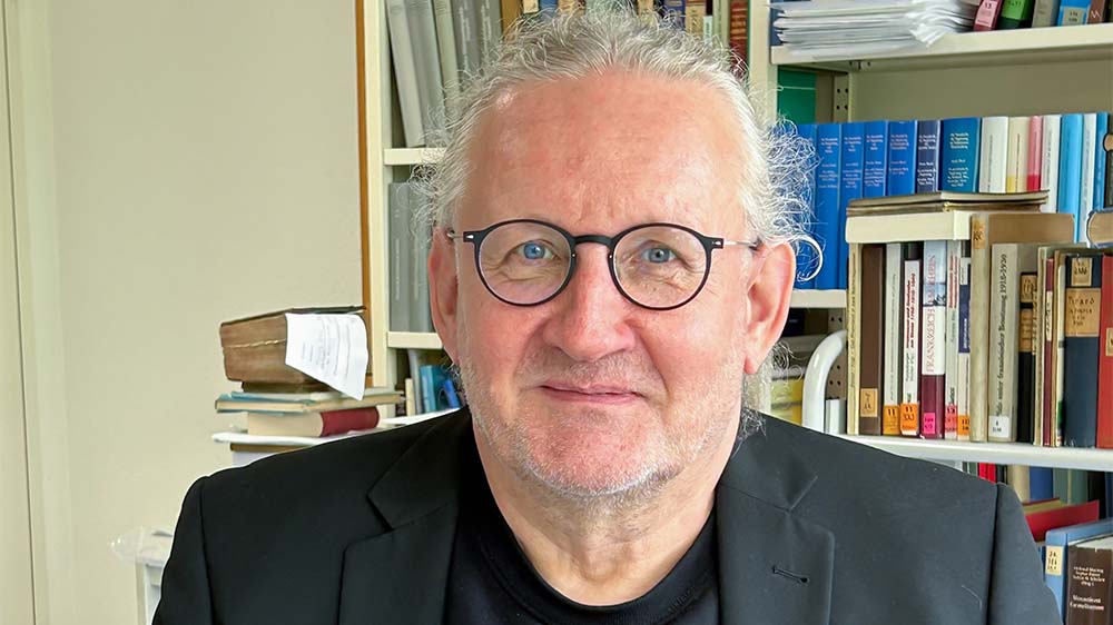 In der aktuellen Diskussion um arsenbelastete Bücher hat der Vorsitzende der Kommission Bestandserhaltung beim Deutschen Bibliotheksverband (dbv), Armin Schlechter, vor einer Panikmache gewarnt