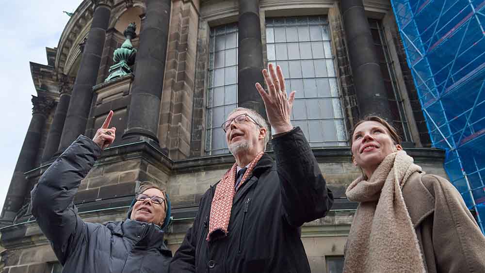 Blick auf die Bauarbeiten (v.l.): Dombaumeisterin Sonja Tubbesing, Dr. Peter Schabe von der Stiftung Denkmalschutz und Mareike Windorf, Geschäftsführerin des Berliner Doms