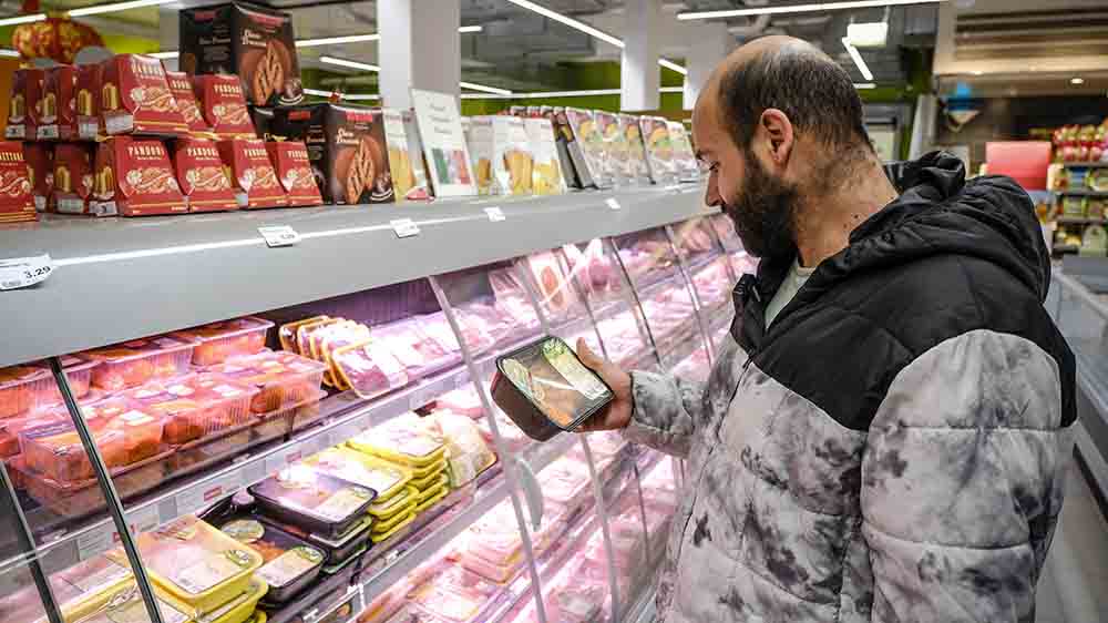 Auch mit Bezahlkarte muss Basel Al Refaee auf die Preise achten