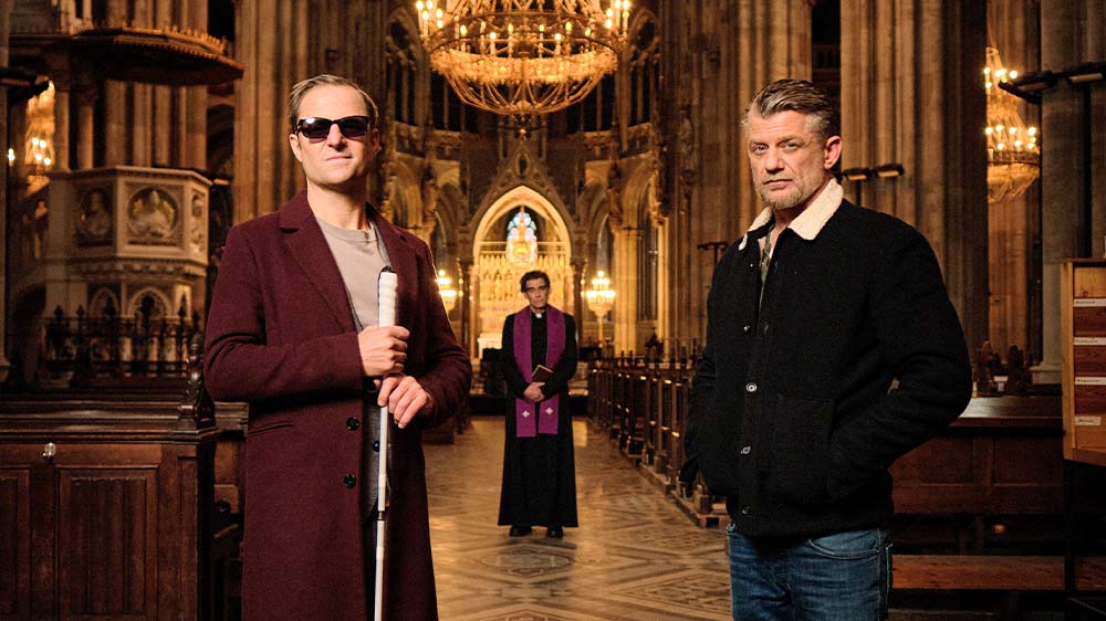 Ermittlungen im Umfeld der Kirche: Alexander Haller (Philipp Hochmair, li.), Niko (Andreas Guenther, re.) und Seminarleiter Wimmer (Martin Feifel, Mitte)