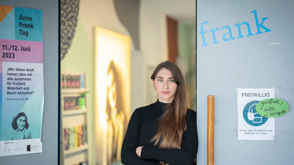 Deborah Schnabel, Direktorin der Anne Frank Bildungsstätte, mcht sich Sorgen über die Parallel-Realität be der Nutzung sozialer Medien