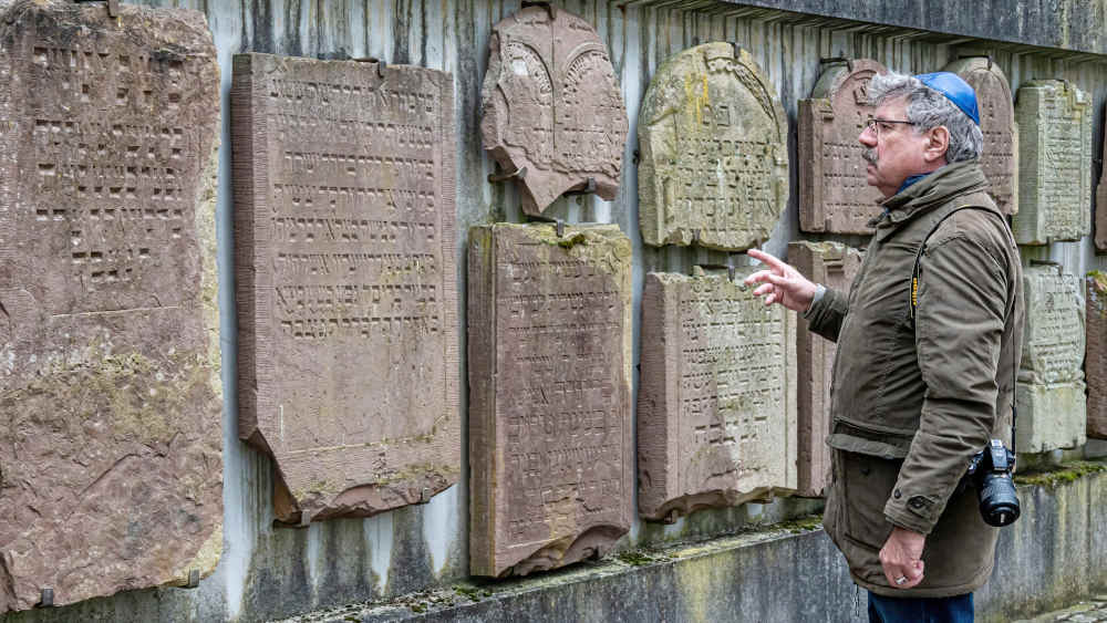 Der Heidelberger Kirchenhistoriker Johannes Ehmann auf dem jüdischen Friedhof im Obergrombacher Wald