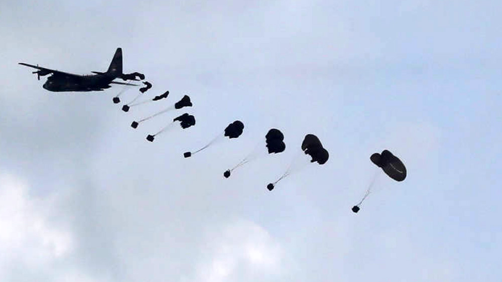 Per Fallschirm kommt die Hilfe zu den Menschen im Gaza-Streifen