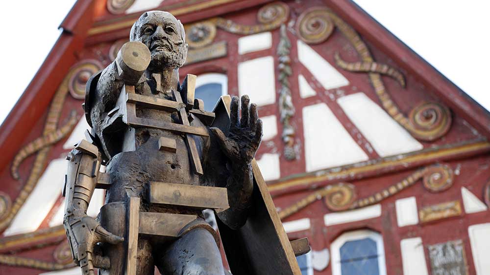 Diese Statue zeigt den Götz von Berlichingen in Jagsthausen (Baden-Württemberg), wo die historische Götzenburg steht