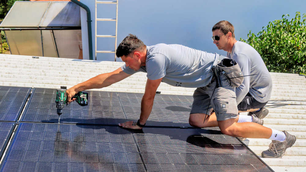 Körperlich schwere Arbeit bei Hitze: Die Auswertung der Krankschreibungen ergab laut TK, dass bestimmte Diagnosen an Tagen mit hohen Temperaturen besonders oft auftauchen, insbesondere Schäden durch Hitze und Sonnenlicht