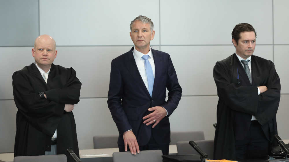 Thüringens AfD-Landeschef Björn Höcke muss sich am Landgericht Halle wegen Verwendung einer verbotenen SA-Parole verantworten
