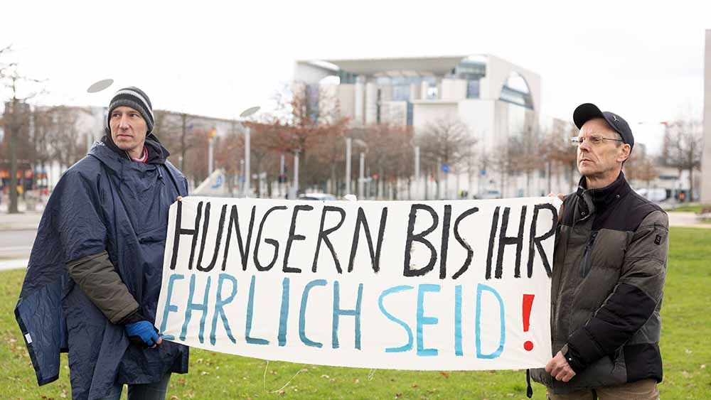 Die Ingenieure Wolfgang Metzeler-Kick (li.) und Richard Cluse sind vor dem Kanzleramt in den Hungerstreik getreten