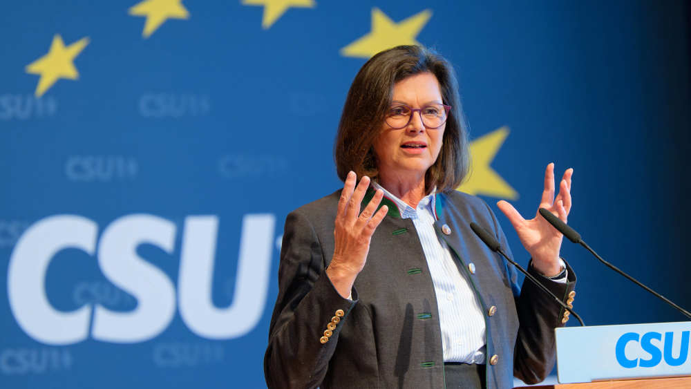 Parlamentspräsidentin Ilse Aigner (CSU) lässt die Möglichkeit einer «Extremismusklausel» für Beschäftigte von Fraktionen rechtlich prüfen