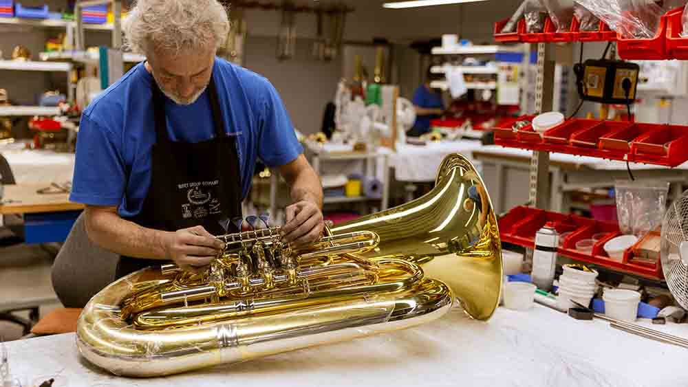 Mitarbeiter Tino Hartisch legt letzte Hand an eine Tuba an