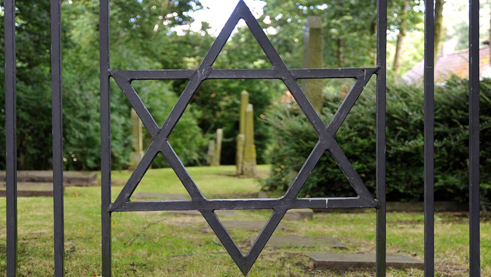 Der Eingang zum alten jüdischen Friedhof in Dornum.