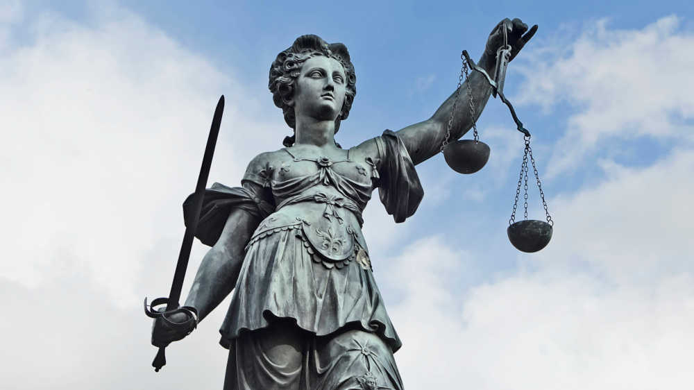 Das Oberlandesgericht in Dresden hat ein Urteil im Prozess gegen den Neonaziverlag „Der Schelm“ gesprochen (Symbolbild)